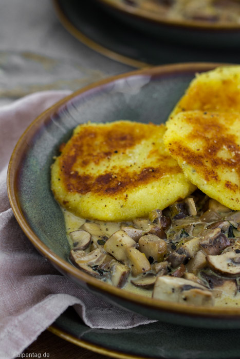 Rezept für Kartoffeltaler in einer Soße aus Pilzen und Sahne. Verfeinert mit Parmesan und Thymian. Schnell und einfach.