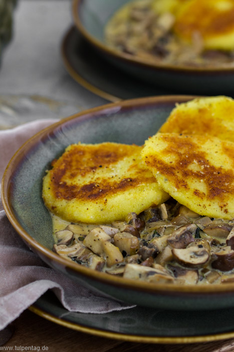 Panierte Kartoffeltaler in Pilz-Sahne-Sauce - Tulpentag. Schnelle Rezepte.