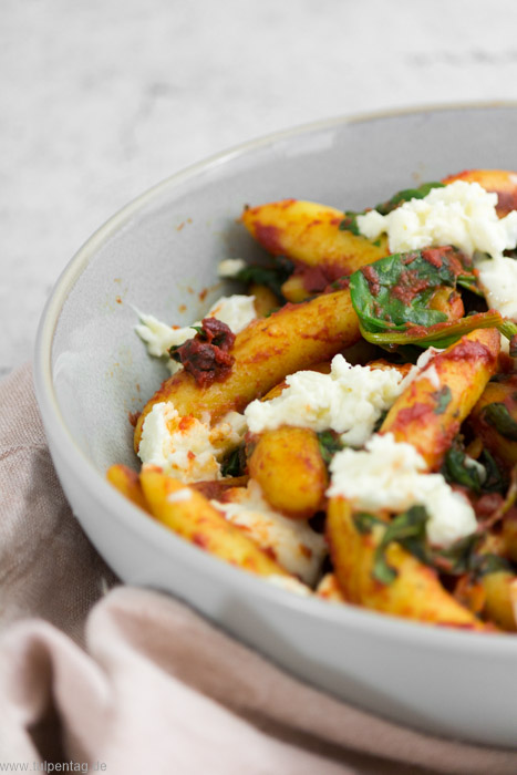  Vegetarisches Rezept mit Schupfnudeln, Tomatenmark, Spinat und Mozzarella. Schnell und einfach.