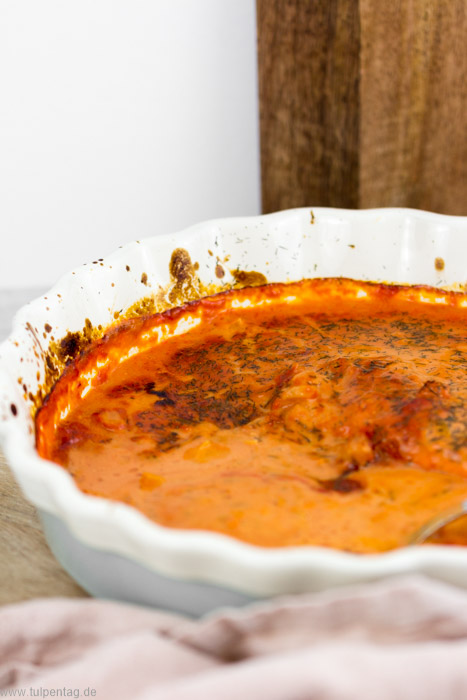Lachs in Tomaten-Sahne-Sauce aus dem Ofen mit Reis oder Bandnudeln. Schnelles und einfaches Rezept.