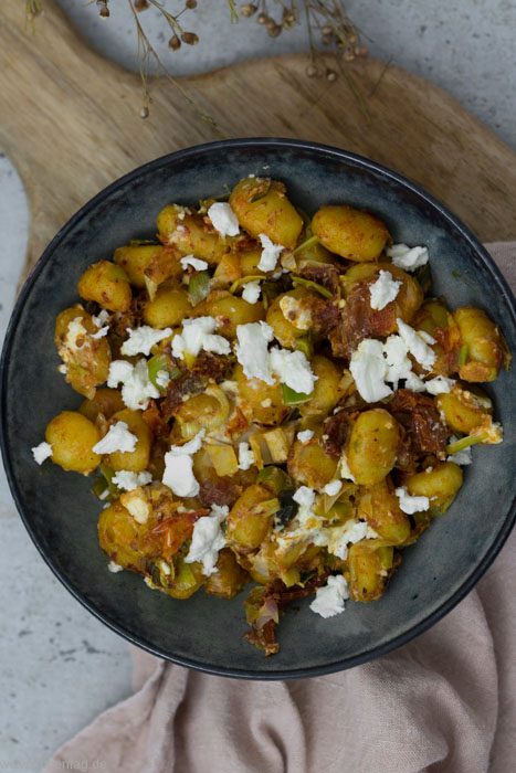 Vegetarisches Rezept mit Gnocchi, Lauch, Feta und getrockneten Tomaten. Schnell und einfach zu kochen. Wenige Zutaten.