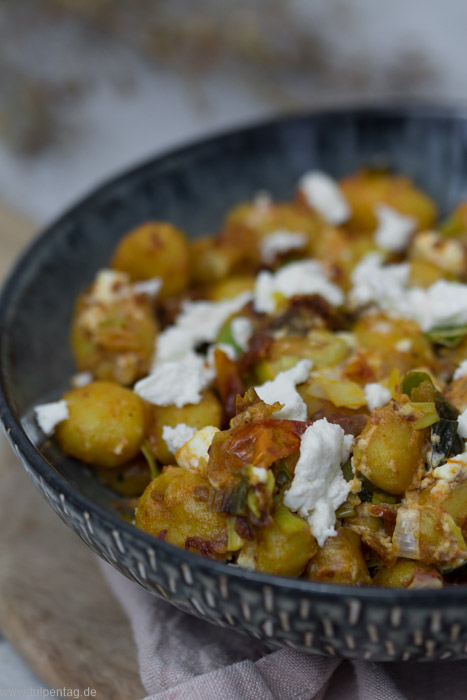 Vegetarisches Rezept mit Gnocchi, Lauch, Feta und getrockneten Tomaten. Schnell und einfach zu kochen. Wenige Zutaten.