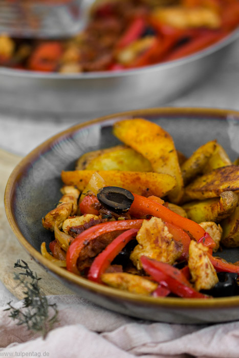 Rezept für Hähnchen mit Chorizo, Paprika, Oliven und getrockneten Tomaten. Alles in einer Pfanne. Dazu Kartoffelwedges.