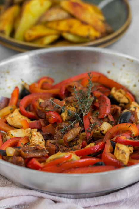 H-hnchen-mit-Paprika-Chorizo-und-Oliven-dazu-Kartofffelwedges-