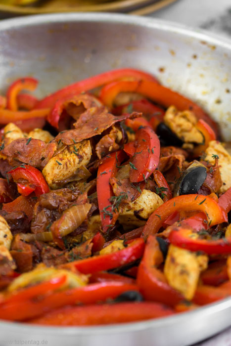 Rezept für Hähnchen mit Chorizo, Paprika, Oliven und getrockneten Tomaten. Alles in einer Pfanne. Dazu Kartoffelwedges.