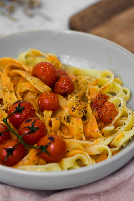 Vegetarisches Rezept für Nudeln mit Tomatensauce aus Sahne, Tomatenmark und Frühlingszwiebeln. Schnell und einfach..