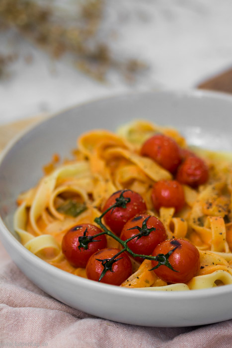 Vegetarisches Rezept für Nudeln mit Tomatensauce aus Sahne, Tomatenmark und Frühlingszwiebeln. Schnell und einfach..