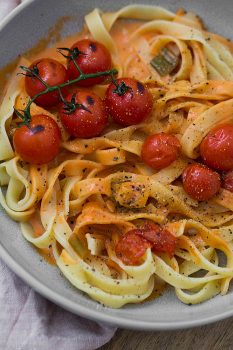 Vegetarisches Rezept für Nudeln mit Tomatensauce aus Sahne, Tomatenmark und Frühlingszwiebeln. Schnell und einfach..