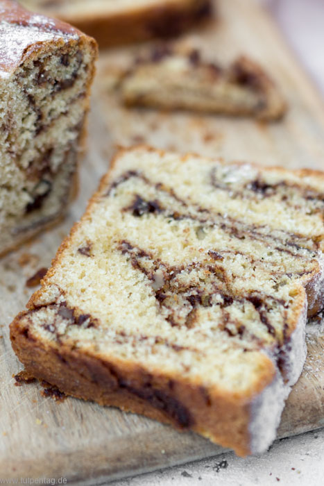 Schokoladen-Babka backen für Ostern. Einfaches Rezept für einen süßen Hefezopf in einer Kastenform.