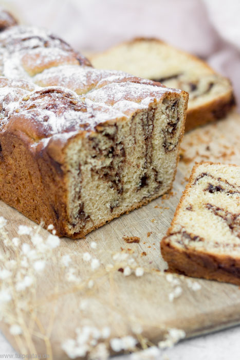 Schokoladen-Babka backen für Ostern. Einfaches Rezept für einen süßen Hefezopf in einer Kastenform.