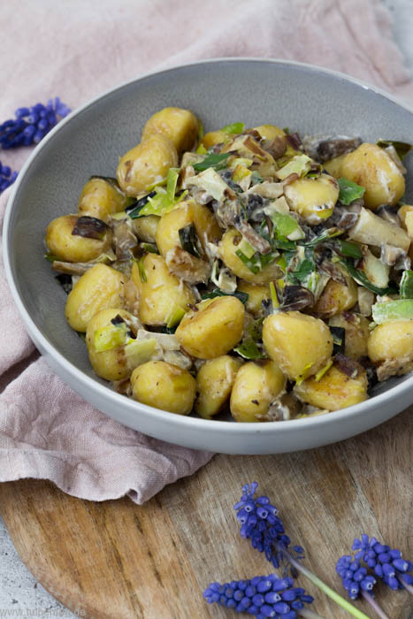 Vegetarisches einfaches und schnelles Rezept mit Gnocchi. Mit Pilzen, Lauch und Ziegenfrischkäse.