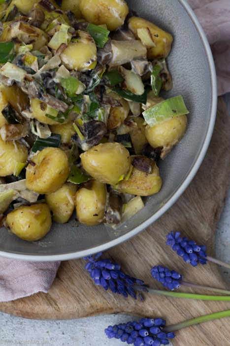 Vegetarisches einfaches und schnelles Rezept mit Gnocchi. Mit Pilzen, Lauch und Ziegenfrischkäse.