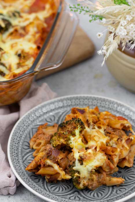 Nudelauflauf mit Brokkoli und Hackfleisch. Ein einfaches Rezept für Auflauf.