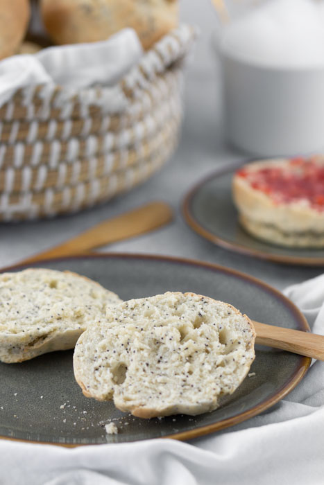 Brötchen selber backen. Schnelles und einfaches Rezept für Brötchen mit Mohn ohne Gehzeit. Eignen sich zum Einfrieren.