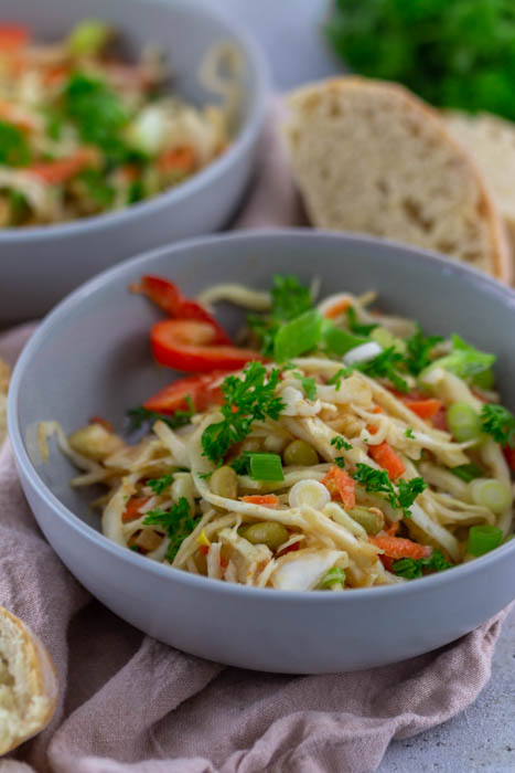 Knackiger-Kohl-Salat-mit-Erdnussdressing