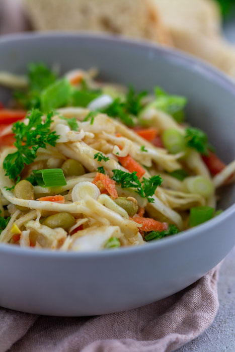 Knackiger Kohl-Salat mit Erdnussdressing