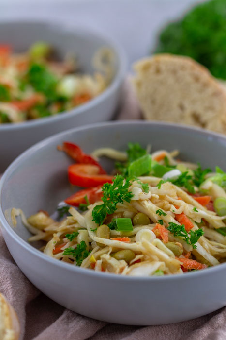 Knackiger Kohl-Salat mit Erdnussdressing