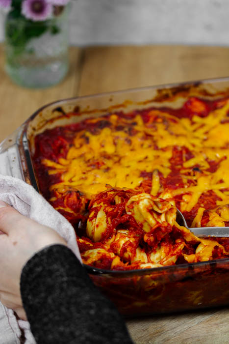 Ein Rezept für einen schnellen u. einfachen Auflauf mit Tortellini, roten Linsen, Karotten und einer Soße aus gerösteten Paprika und Tomaten.