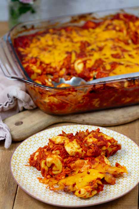 Ein Rezept für einen schnellen u. einfachen Auflauf mit Tortellini, roten Linsen, Karotten und einer Soße aus gerösteten Paprika und Tomaten.