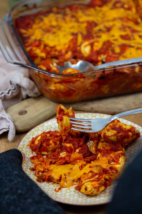 Ein Rezept für einen schnellen u. einfachen Auflauf mit Tortellini, roten Linsen, Karotten und einer Soße aus gerösteten Paprika und Tomaten.