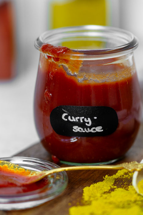 Rezept für Currysoße aka Currywurst-Sauce. Einfach und schnell mit wenigen Zutaten selbst machen. 