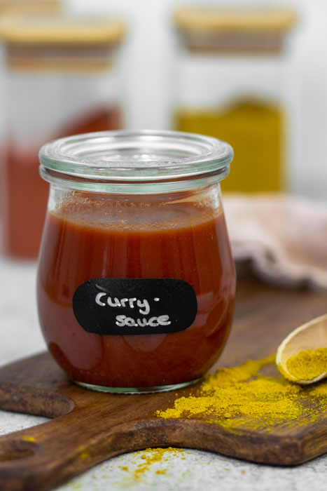 Rezept für Currysoße aka Currywurst-Sauce. Einfach und schnell mit wenigen Zutaten selbst machen. 