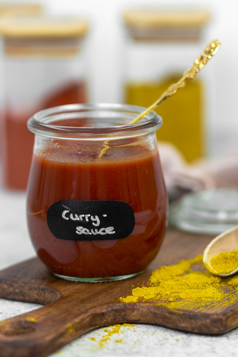 Rezept für Currysoße aka Currywurst-Sauce. Einfach und schnell mit wenigen Zutaten selbst machen. 