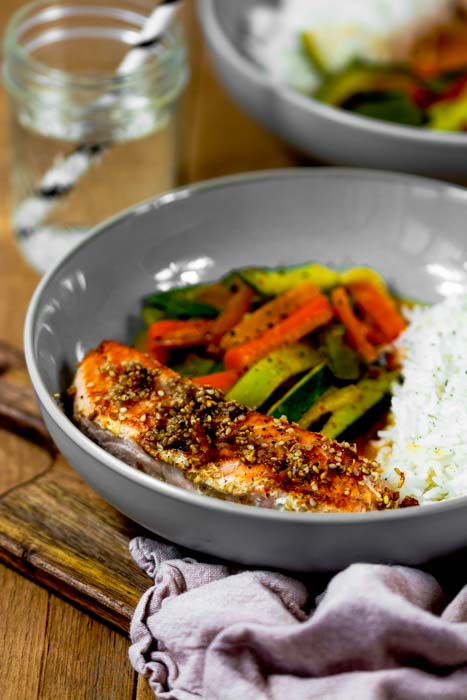 Rotes Curry mit verschiedenem Gemüse, gebratenem Lachs und Reis. Ein schnelles und einfaches Rezept.