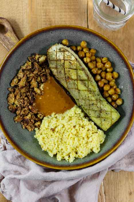 Ein einfaches Rezept für eine Bowl mit Hirse, Aubergine, Kichererbsen, Räuchertofu und Erdnussdressing. Vegan bzw. vegetarisch.