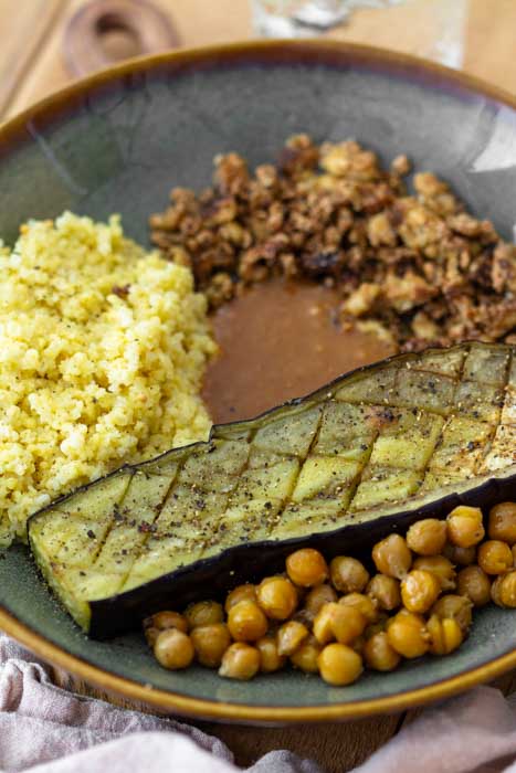 Ein einfaches Rezept für eine Bowl mit Hirse, Aubergine, Kichererbsen, Räuchertofu und Erdnussdressing. Vegan bzw. vegetarisch.