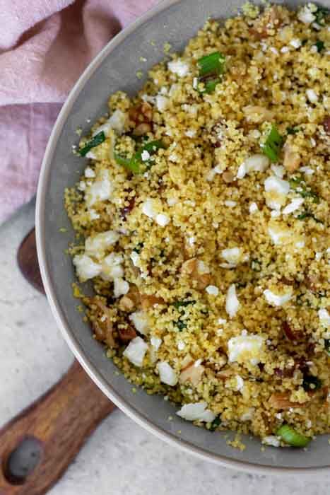 Couscoussalat-mit-Datteln-Waln-ssen-und-Feta