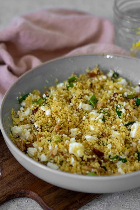 Couscoussalat mit Datteln, Walnüssen und Feta
