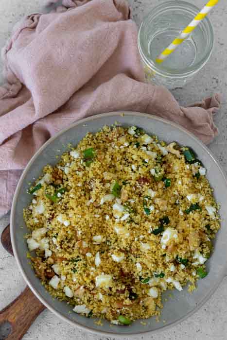 Couscoussalat mit Datteln, Walnüssen und Feta