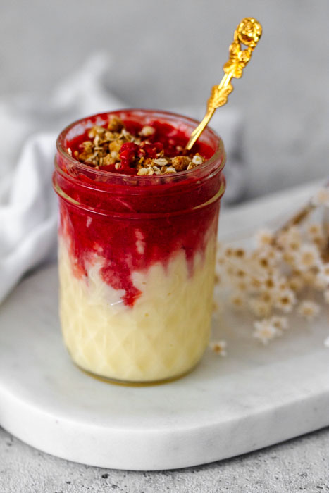 Vanillepudding-mit-Erdbeerp-ree-und-Haferflocken-Mandel-Crunch