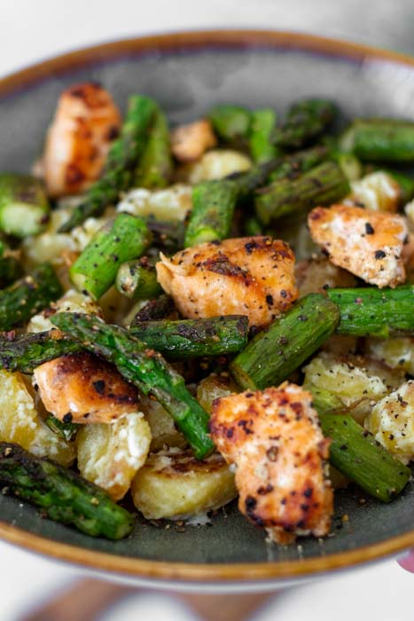 Ein Rezept mit Gnocchi, Lachs, grünem Spargel und Ziegenfrischkäse. Schnell und einfach in der Pfanne zu kochen.