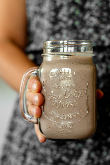 Smoothie zum Frühstück. Ein Rezept mit Joghurt, gefrorener Banane, Haferflocken, Leinsamen und Kakao.