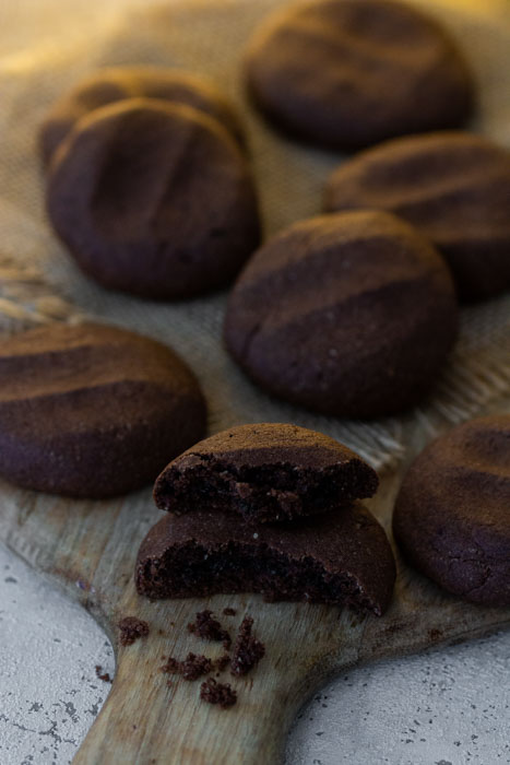 Große Plätzchen mit Kakao und Mohnfüllung. Diese Weihnachtsplätzchen musst du unbedingt probieren. Einfaches Rezept.