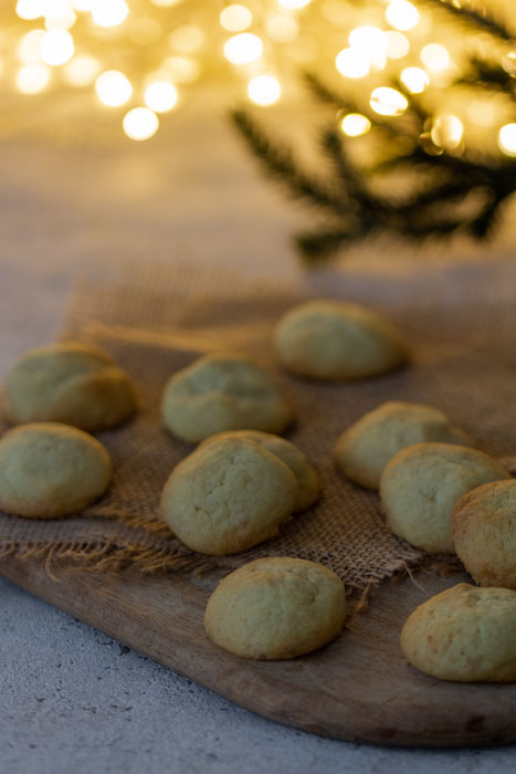 Einfaches und schnelles Rezept für sandige Plätzchen mit Mandeln und Marzipan ohne Ei. Weihnachtsplätzchen backen ohne Stress.