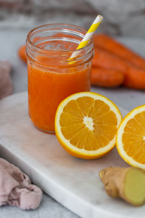 Immun Booster Getränk für den Winter mit Orange, Karotte und Ingwer für ein starkes Immunsystem.