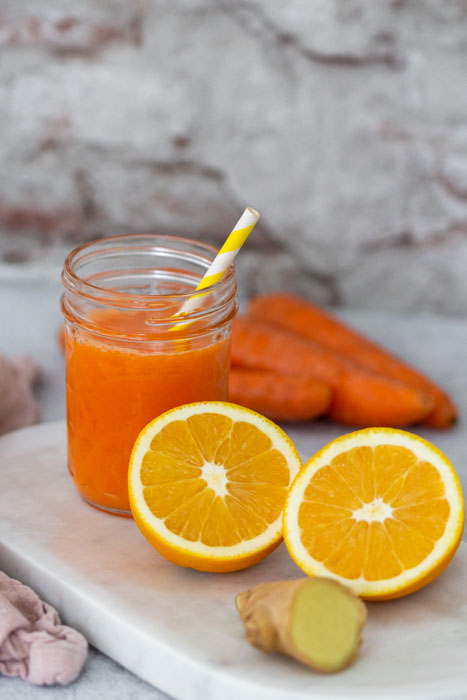 Immun Booster Getränk für den Winter mit Orange, Karotte und Ingwer für ein starkes Immunsystem.