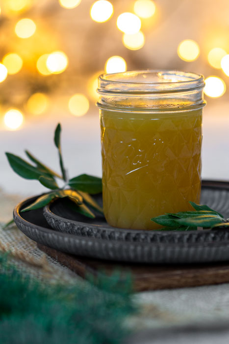 Ein einfaches Rezept, wie du Kinderpunsch selber machen kannst. Ein alkoholfreies Getränk mit Apfelsaft, Orangensaft und Gewürzen.