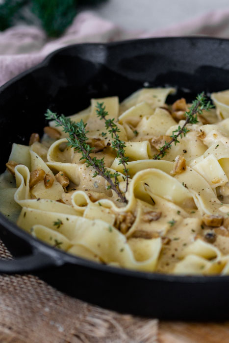 Ein einfaches vegetarisches Rezept für Bandnudeln mit einer Sauce aus Maronen, Sahne und Cheddar. Schnell zu kochen und so lecker.