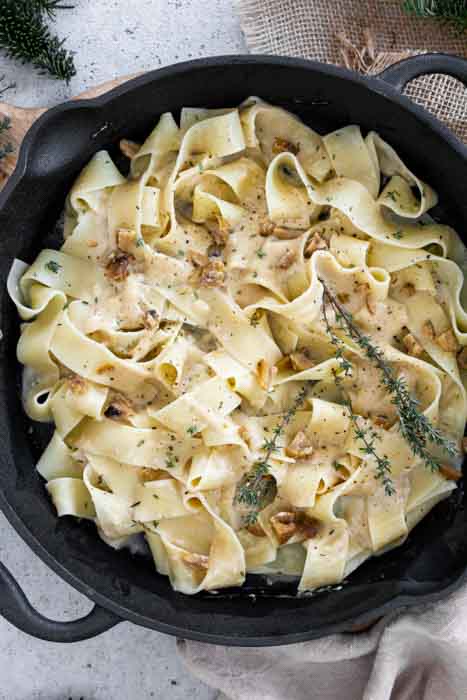 Ein einfaches vegetarisches Rezept für Bandnudeln mit einer Sauce aus Maronen, Sahne und Cheddar. Schnell zu kochen und so lecker.