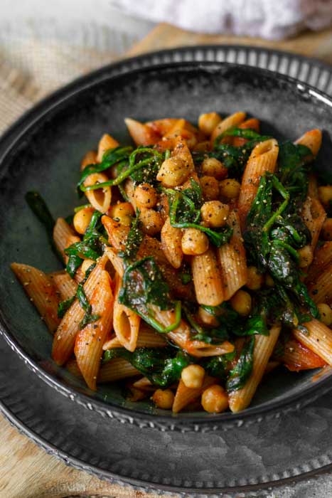 Pasta-Rezept. Nudeln mit Spinat, Kichererbsen, passierten Tomaten und Oregano. Schnell, lecker einfach, vegan, vegetarisch, ausgewogen.