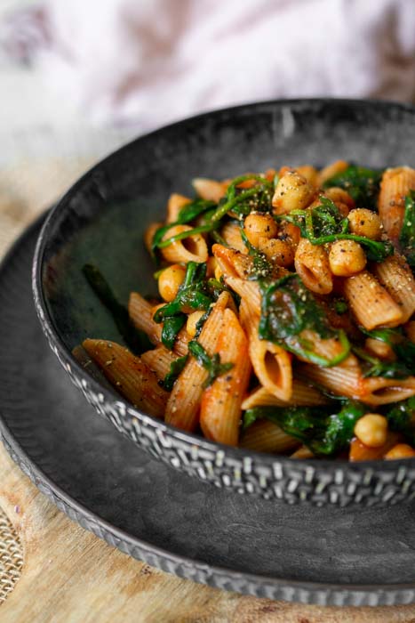 Pasta-Rezept. Nudeln mit Spinat, Kichererbsen, passierten Tomaten und Oregano. Schnell, lecker einfach, vegan, vegetarisch, ausgewogen.