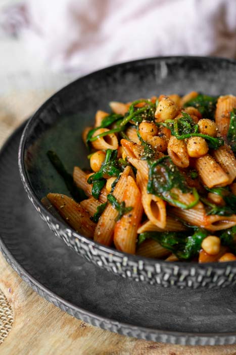 Pasta mit Kichererbsen und Spinat in Knoblauch-Tomatensoße - Tulpentag. Schnelle Rezepte.