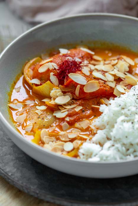 Einfaches und schnelles Rezept für ein vegetarisches bzw. veganes Curry mit Tomaten. Dazu passt Reis.