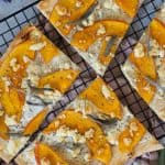 Vegetarischer Flammkuchen mit Kürbis und Feta Rezept