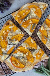 Vegetarischer Flammkuchen mit Kürbis und Feta Rezept