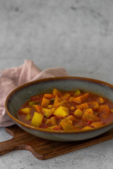 Vegetarischer Kürbiseintopf mit Zucchini und Kartoffeln einfach